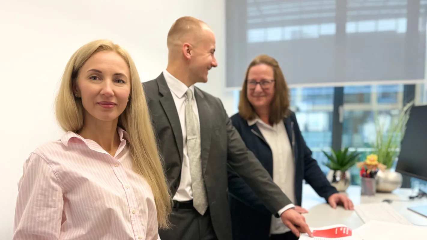 Drei Mitarbeitende aus dem Bereich Kreditsachbearbeitung