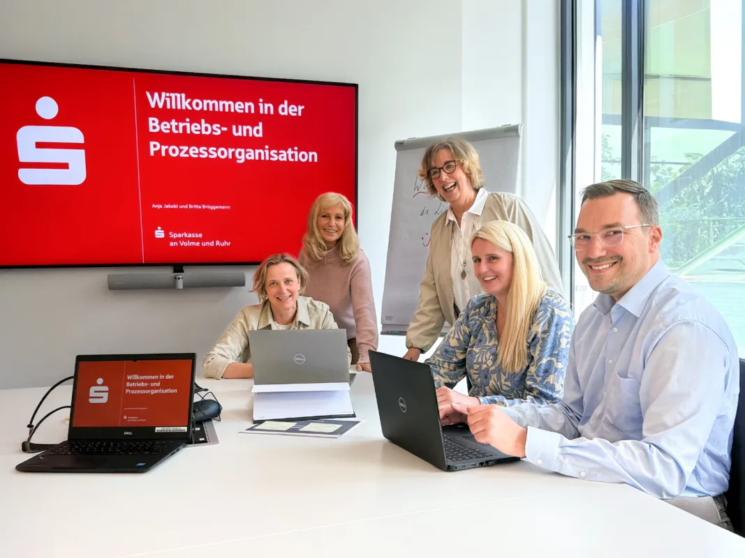 Das Bild zeigt einen Teil des Teams der Betriebs- und Prozessorganisation in einer Projektbesprechung in unserem Sparkassen-Karree in Hagen.