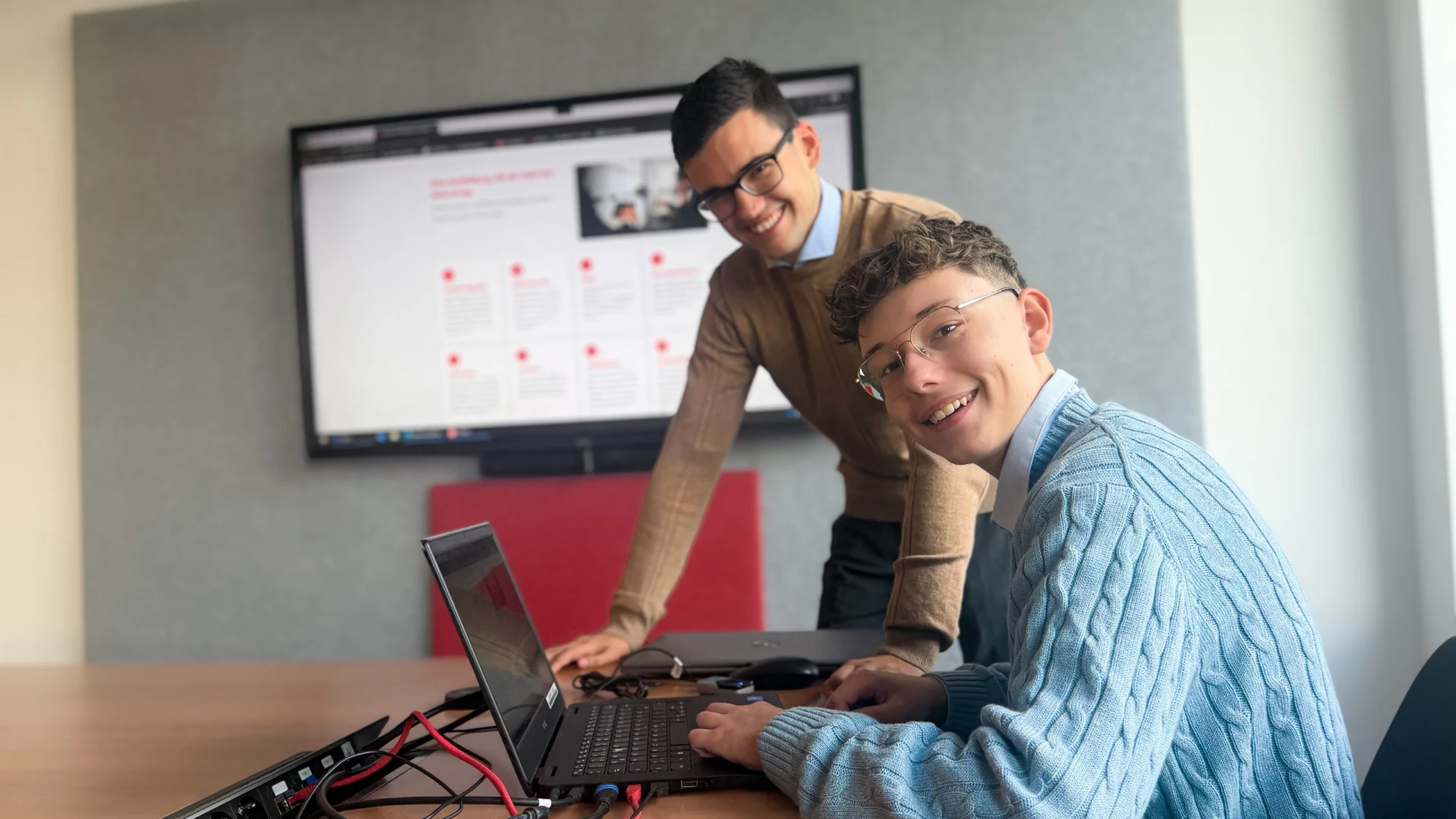 Zwei Auszubildende Kaufmann für Digitalisierungsmanagement arbeiten im Projektaum an ihrer Projektarbeit