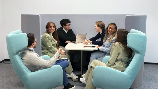 Azubis tauschen sich in einer Lounge aus