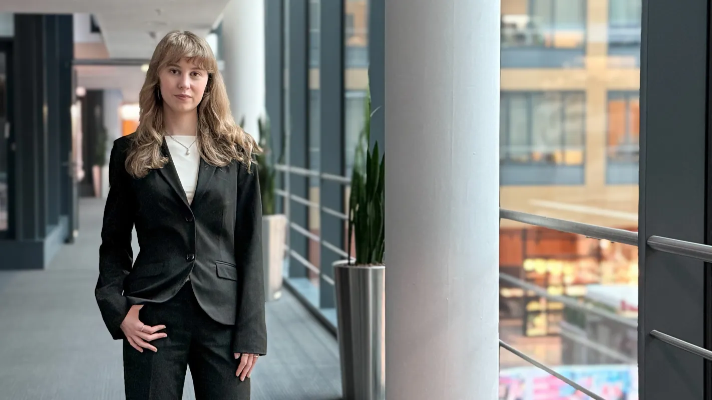 Unsere Duale Studentin auf dem Flur mit Blick in die Kundenhalle