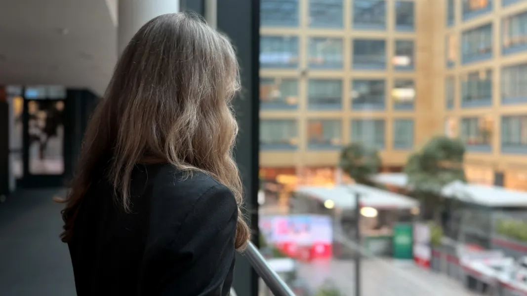 Unsere Duale Studentin schaut aus dem Flur auf die Kundenhalle im Sparkassen-Karree Hagen