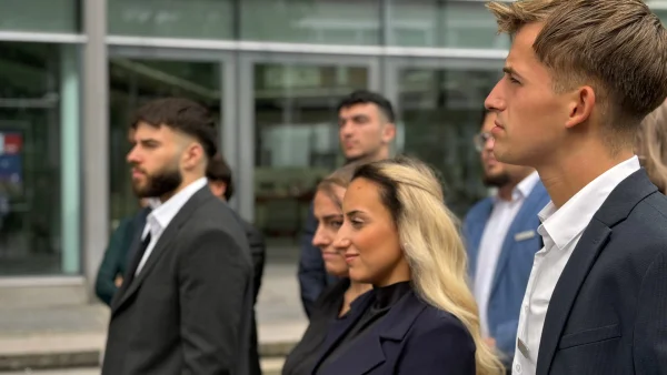 Azubigruppe vor der Sparkasse