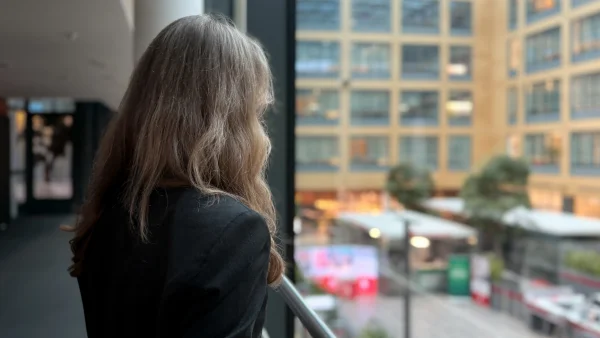 Unsere Duale Studentin schaut aus dem Flur auf die Kundenhalle im Sparkassen-Karree Hagen