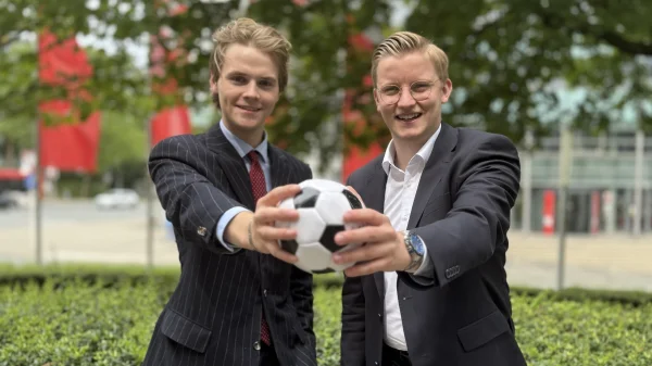 Zwei Azubis mit Fußball in der Hand