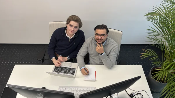 Zwei Azubis lernen gemeinsam im Büro