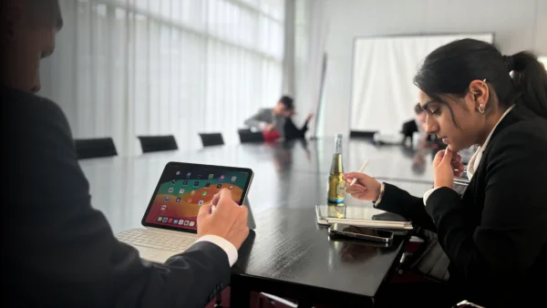 Azubis lernen mit IPad