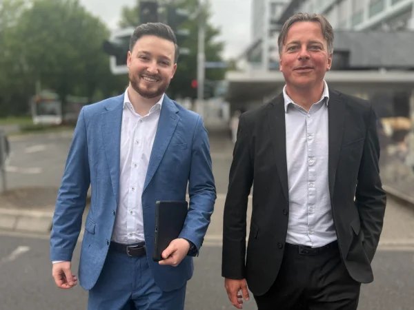 Zwei Gewerbekundenberater gehen über die Straße auf dem Rückweg von einem Kundengespräch zurück zu ihrem Arbeitsplatz bei der Sparkasse an Volme und Ruhr.